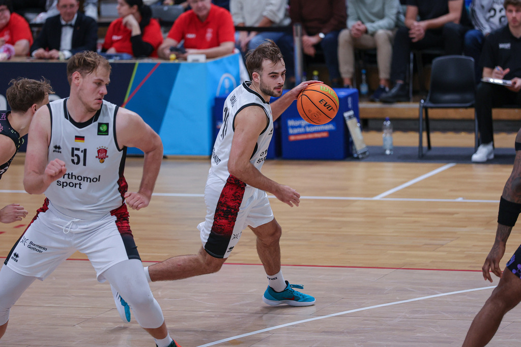 Pro A BAYER GIANTS vs Uni Baskets Münster-100 | Fotos von Basketballspielen aus dem Raum NRW fotografiert von Gero Mueller-Laschet und Daniel Schaefer - Realisiert mit Pictrs.com