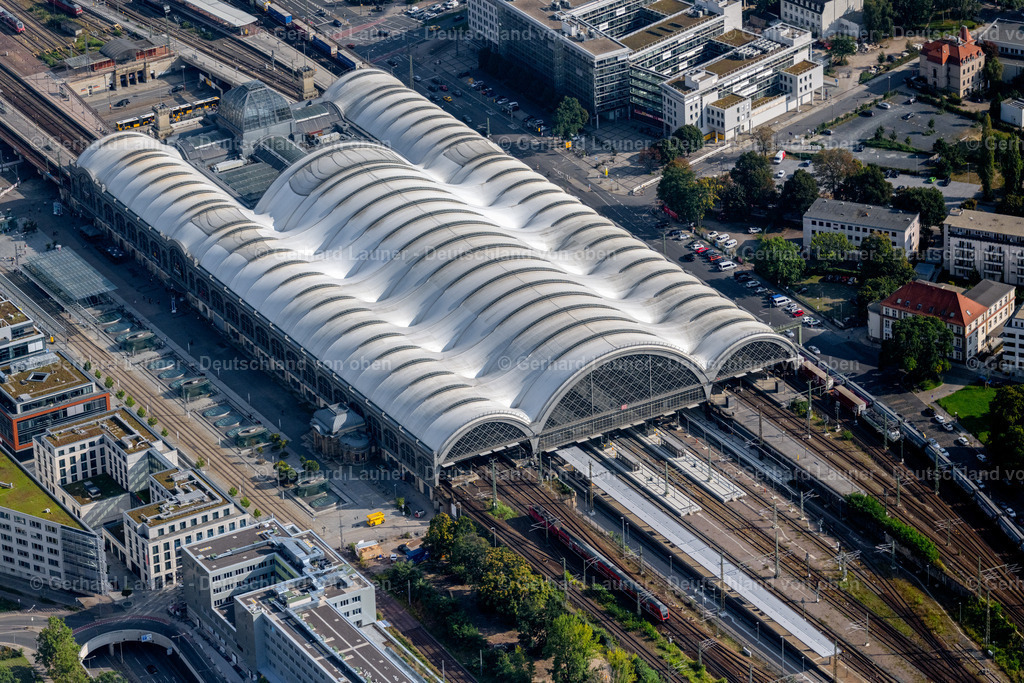 4060884 | DRESDEN 07.09.2021 Gleisverlauf und der Gebäude des Hauptbahnhofes Dresden der Deutschen Bahn in Dresden im Bundesland Sachsen, Deutschland. Weiterführende Informationen bei: DB Netz AG,  Deutsche Bahn AG,  Foster + Partners,  Heitkamp Construction GmbH,  Ingenieurbüro Brogsitter,  SSF Ingenieure AG. // Track progress and building of the main station of the railway in Dresden in the state Saxony, Germany. Further information at: DB Netz AG,  Deutsche Bahn AG,  Foster + Partners,  Heitkamp Construction GmbH,  Ingenieurbuero Brogsitter,  SSF Ingenieure AG. Foto: Gerhard Launer
