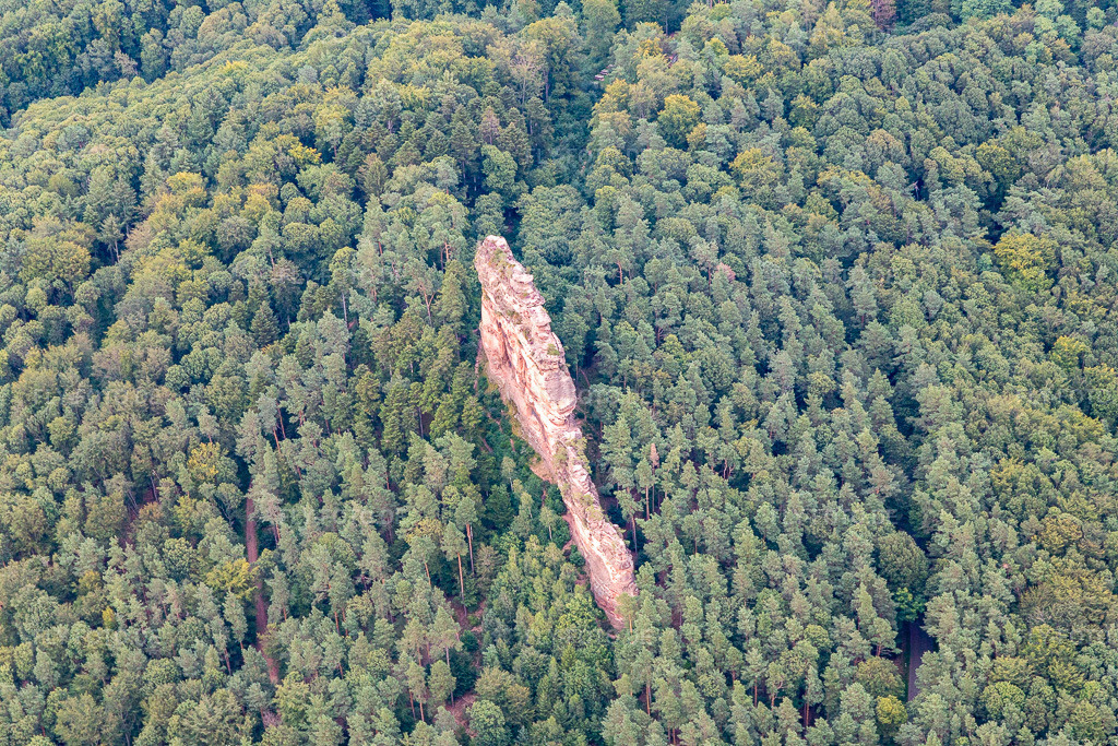Luftbild: Kletterfelsen Asselstein in Annweiler am Trifels im Bundesland Rheinland-Pfalz in Deutschland. Foto: IMG_128473.jpg vom 21.08.2021 durch Werner Riehm/FLY-FOTO.de
