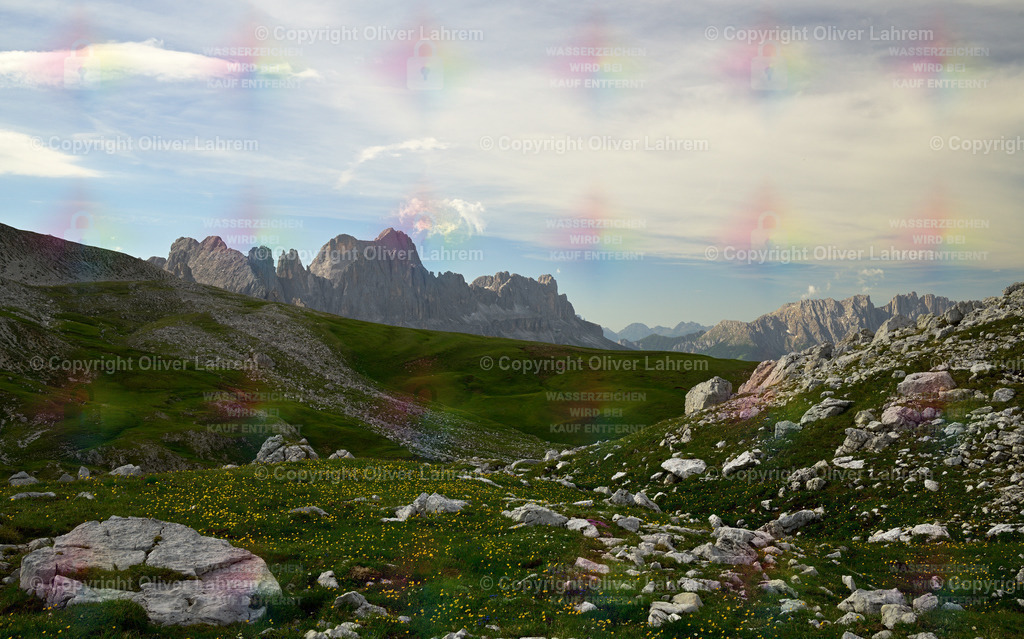 Eine Dolomiten Wanderung | Auf dem Wanderweg vom Schlernhaus in Richtung Rosengarten Gruppe hat man einen schönen Blick auch auf die Latemar Gruppe
