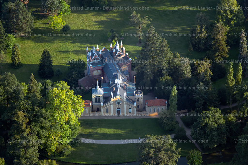 4062479 | ORANIENBAUM-WöRLITZ 20Gotisches Haus in Schochs Garten im Wörlitzer Park in Wörlitz in Sachsen-Anhalt. Seit November 2000 ist das Gartenreich Dessau-Wörlitz auf der Welterbeliste der UNESCO. // Gothic House in Schoch's garden in Woerlitzer Park in Woerlitz in Saxony-Anhalt. Foto: Gerhard Launer