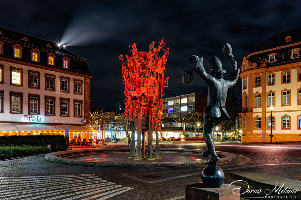 Der Fastnachtsbrunnen in Mainz | Der Fastnachtsbrunnen in Mainz in der Nacht in rot beleuchtet