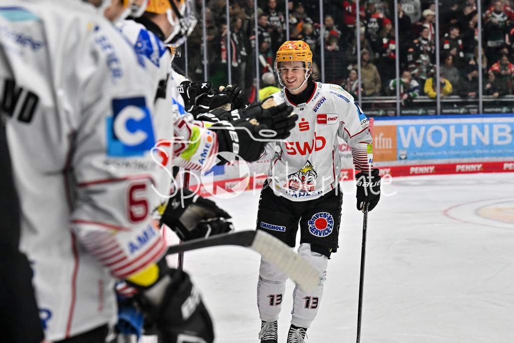 Augsburger Panther - Fischtown Pinguins | Jubel der Gaeste nach dem Treffer zum 0-4 durch Ziga JEGLIC (Fischtown Pinguins 13) / Freude / Happy / tor / torschuetze / DEL: Augsburger Panther - Fischtown Pinguins, Curt Frenzel Stadion am 08.01.2025