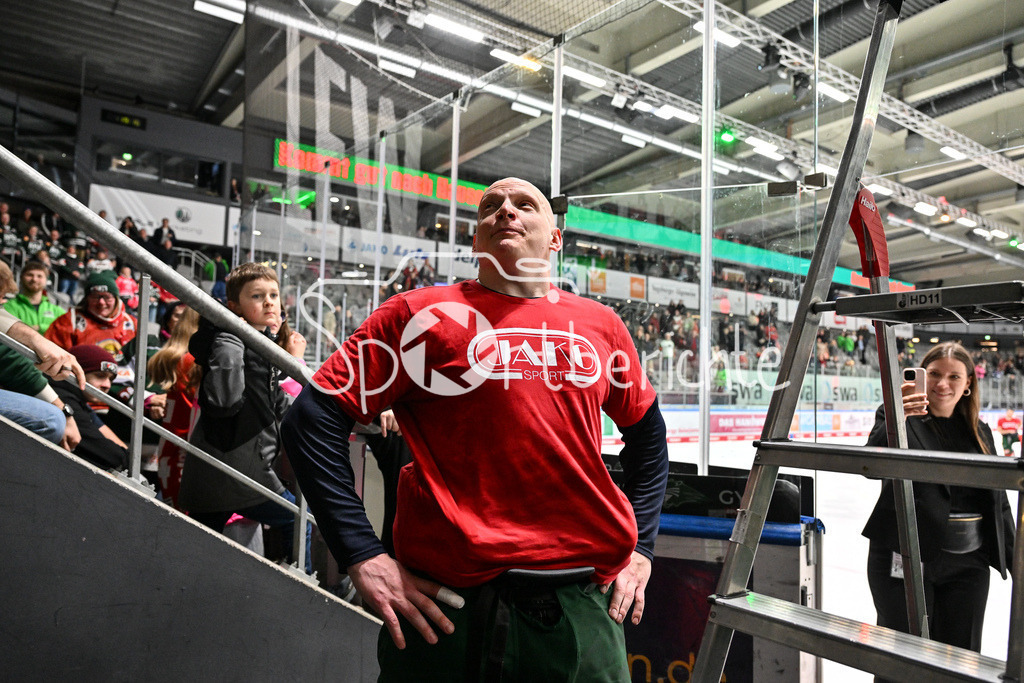 Augsburger Panther - Schwenninger Wild Wings | Die Augsburger Panther feiern zusammen mit den Fans dem Heimsieg gegen Schwenningen / DEL: Augsburger Panther - Schwenninger Wild Wings, Curt Frenzel Stadion am 02.02.2025 / Denis REUL (Augsburger Panther #29)