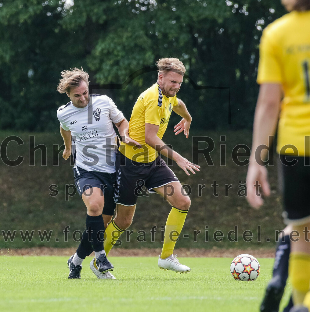 2023-07-23_034_SV_Anzing_gegen_SC_Kirchasch | Anzing, Deutschland, 23.07.2023:
Fußball, Kreisliga 2023 / 2024, Testspiel, SV Anzing gegen SC Kirchasch, Endergebnis: 5:1

Andreas Hetzel (SV Anzing, #11), Thomas Angermaier (SC Kirchasch, #17)

Foto: Christian Riedel / fotografie-riedel.net