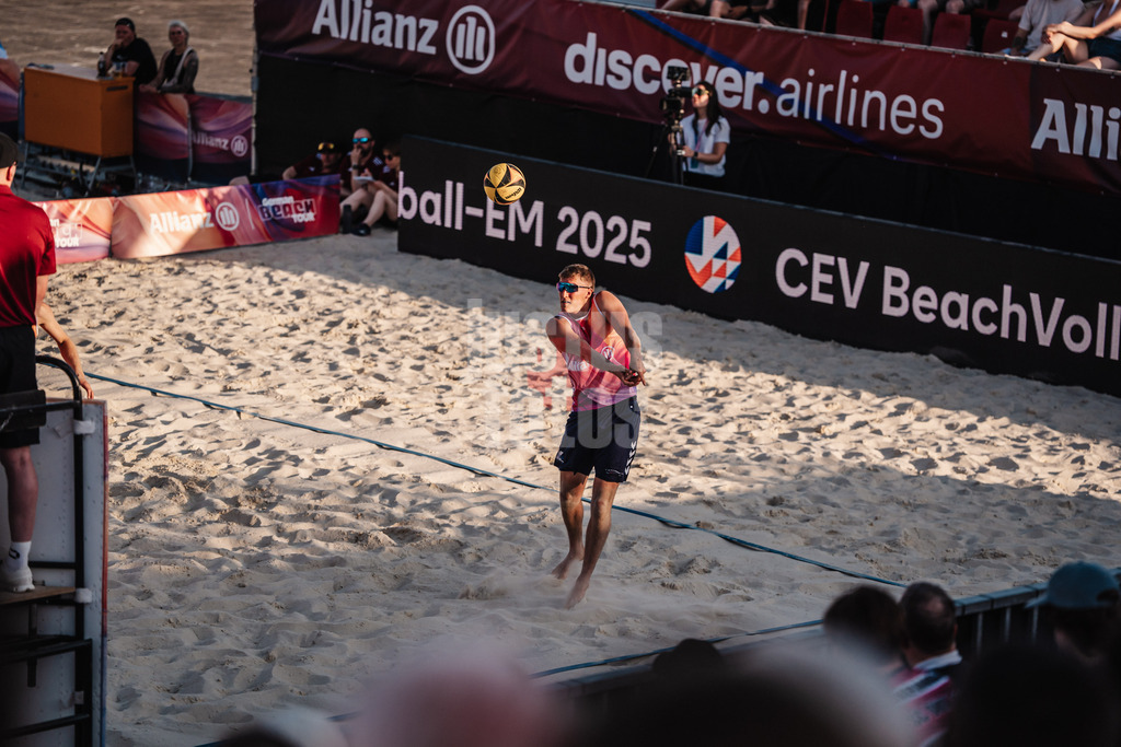 Beachvolleyball | Männer | Allianz German Beach Tour 2025 | Tourstop Bremen | 13.06.2025 | Yannik Ahr nimmt den Ball
