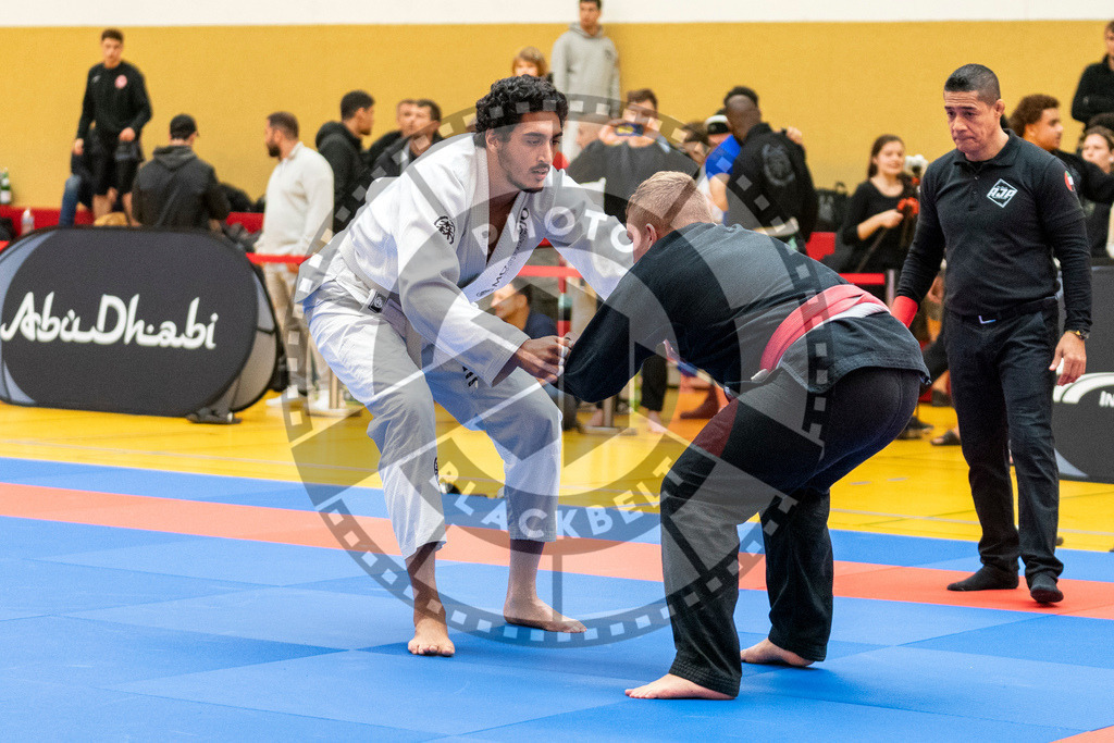 20231118PBB11847 | Fighters compete during the AJP Tour 600 Frankfurt Championship in Frankfurt/Main, Germany, on November 18, 2023.