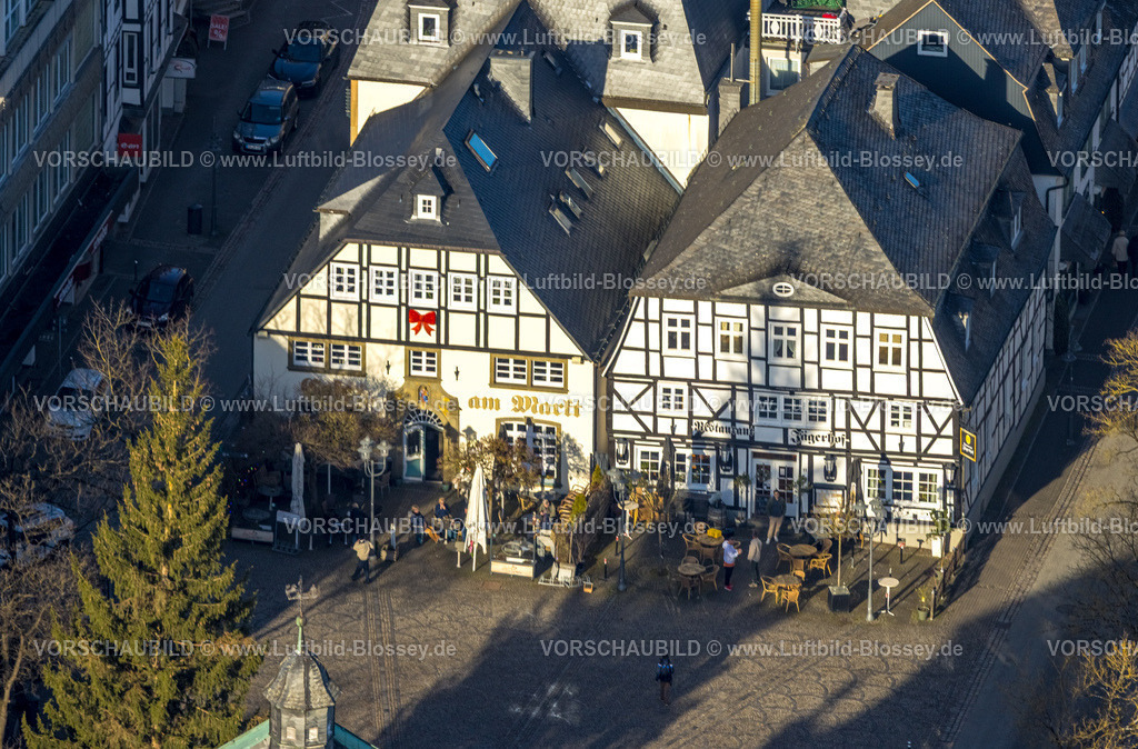 Brilon260104587 | Luftbild, Fachwerkhäuser Gastronomie am Marktplatz mit Cafe am Markt und Restaurant Jägerhof, Außengastronomie, Brilon, Sauerland, Nordrhein-Westfalen, Deutschland