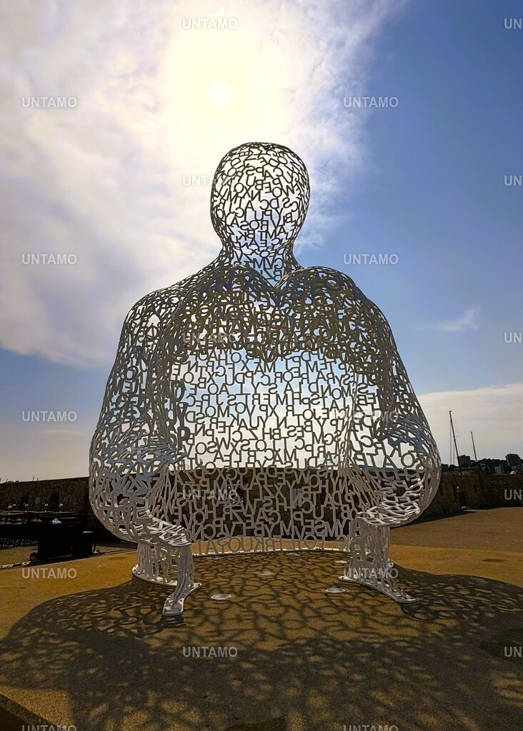 Antibes Skulptur | untamo - Realisiert mit Pictrs.com
