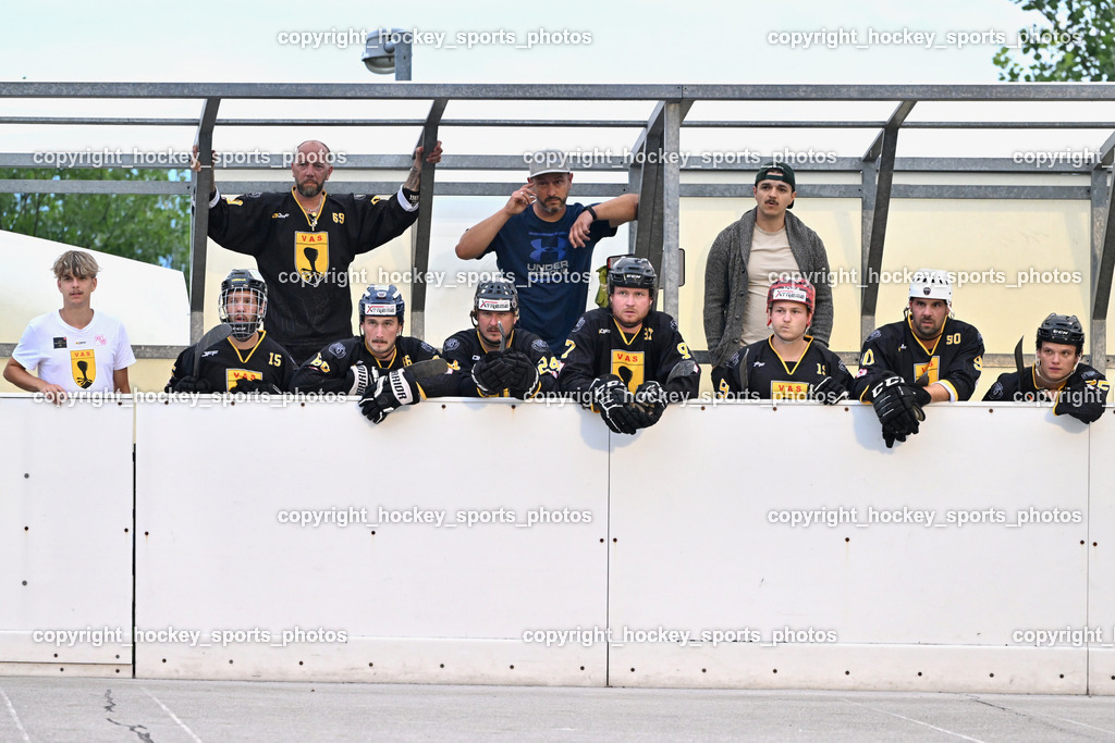 ASKÖ Hockey Villach vs. VAS Ballhockey  | Spielerbank VAS Ballhockey, Headcoach VAS Ballhockey Eder Manfred, ASKÖ Hockey Villach vs. VAS Ballhockey , ASKÖ Hockey Villach vs. VAS Ballhockey  am 06.07.2025 in Villach (Alpen Arena ), Austria, (Photo by Bernd Stefan)