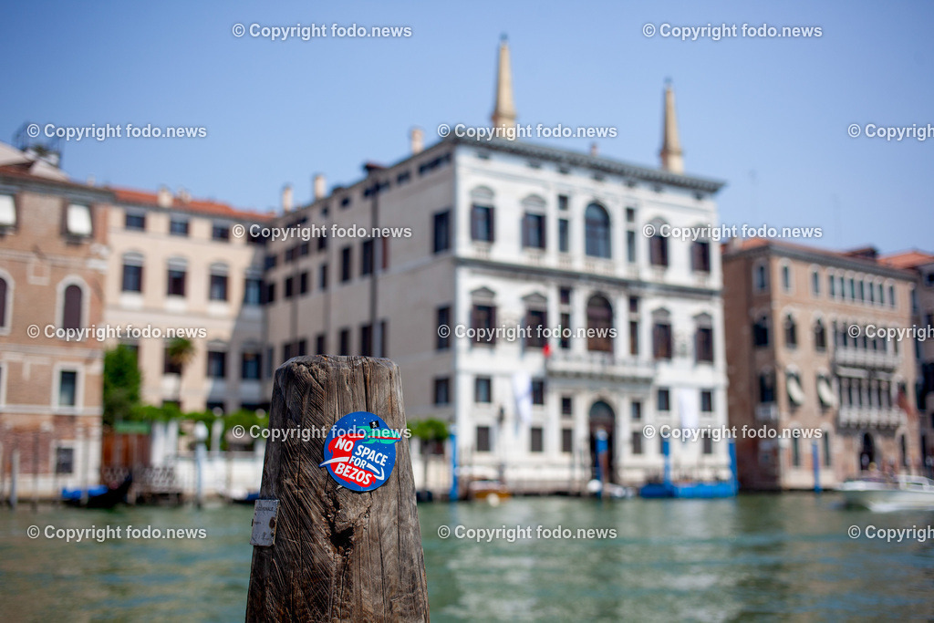 Italien_ Venedig_ Bezos_ 23.06.2025-11 | 23.06.2025, Italien, ITA, Venetien, Venedig, im Bild Venedig, Stadtansichten, Jeff Bezos, Hochzeit, Protest, Aufkleber, Amazon, No Space for Bezos, Italien, Canale Grand, Luxury Hotel, Italy, Aman Hotel, Venice, Feature, Symbolbild, Creativ, Kreativ