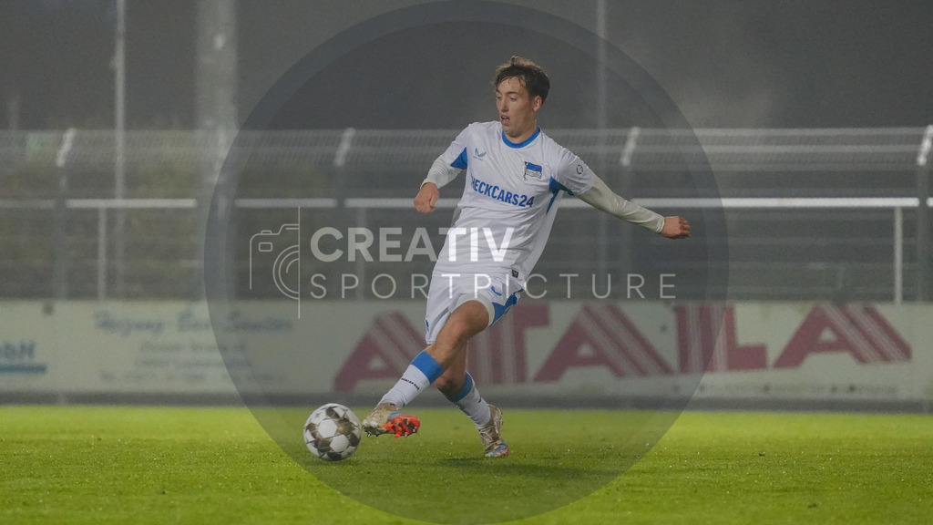 Fußball, Herren, Saison 2025/2026, Regionalliga Nordost, 15. Spieltag, FSV 63 Luckenwalde vs. Hertha BSC II, Freitag 07.11.2025, Werner-Seelenbinder-Stadion Luckenwalde, | Fußball, Herren, Saison 2025/2026, Regionalliga Nordost, 15. Spieltag, FSV 63 Luckenwalde vs. Hertha BSC II, Freitag 07.11.2025, Werner-Seelenbinder-Stadion Luckenwalde, Im Bild: Tim Hoffmann (Luckenwalde) - Realisiert mit Pictrs.com