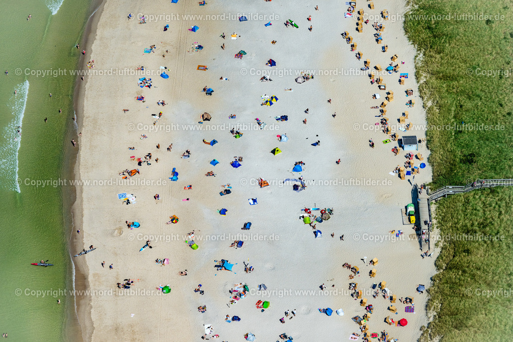 Sylt_Wenningstedt_Wassersport_Strand_ELS_4820130825 | WENNINGSTEDT (SYLT) 13.08.2025 Sandstrand- Landschaft entlang des Küsten- Verlaufes in Wenningstedt (Sylt) auf der Insel Sylt im Bundesland Schleswig-Holstein, Deutschland. // Beach landscape along the in Wenningstedt (Sylt) at the island Sylt in the state Schleswig-Holstein, Germany. Foto: Martin Elsen