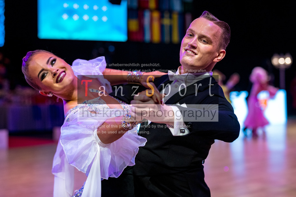 20251212_WDSF_World_Ch_Cup_RS-Std_0774-2 | Tanzsportbilder, Standardtanz, Lateintanz, WDSF, DTV, LTVB, dancecomp, goc, hessen tanzt, blaues band der spree, walzer, tango, wiener walzer, slowfox, quickstepp, samba, rumba, cha-cha-cha, paso doble. jive, hd-kroft photography, turniertanzsport