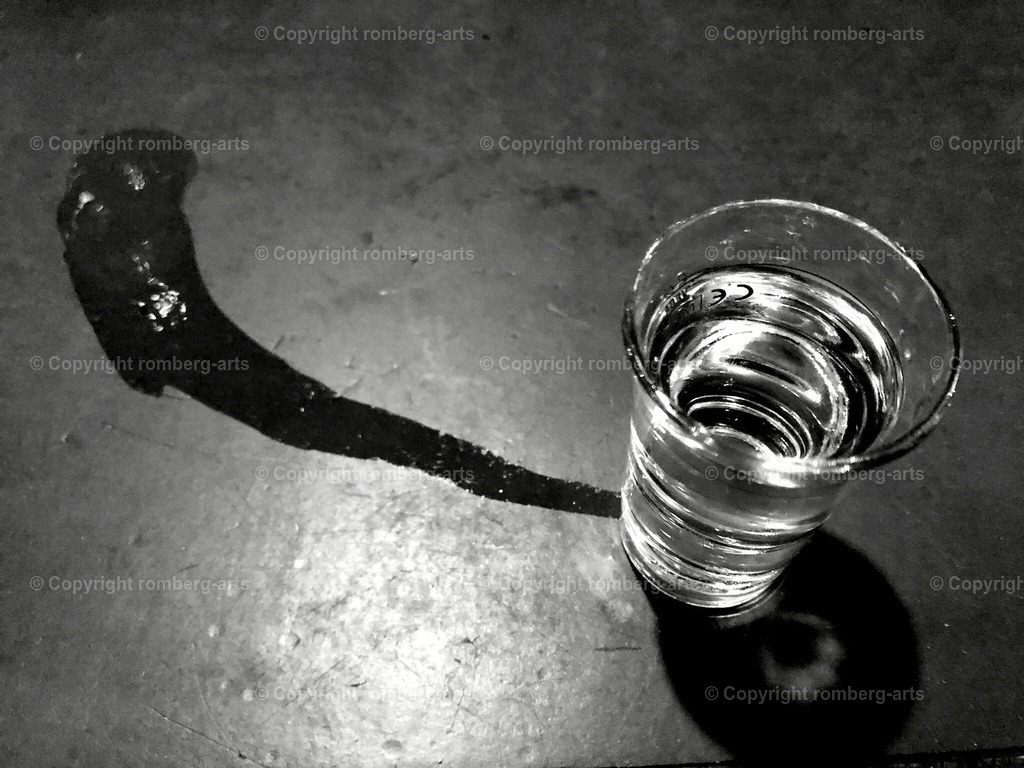 Absacker | Schnapsglas, Absacker, verschüttete Flüssigkeit, Glas mit Schatten, Licht und Schatten