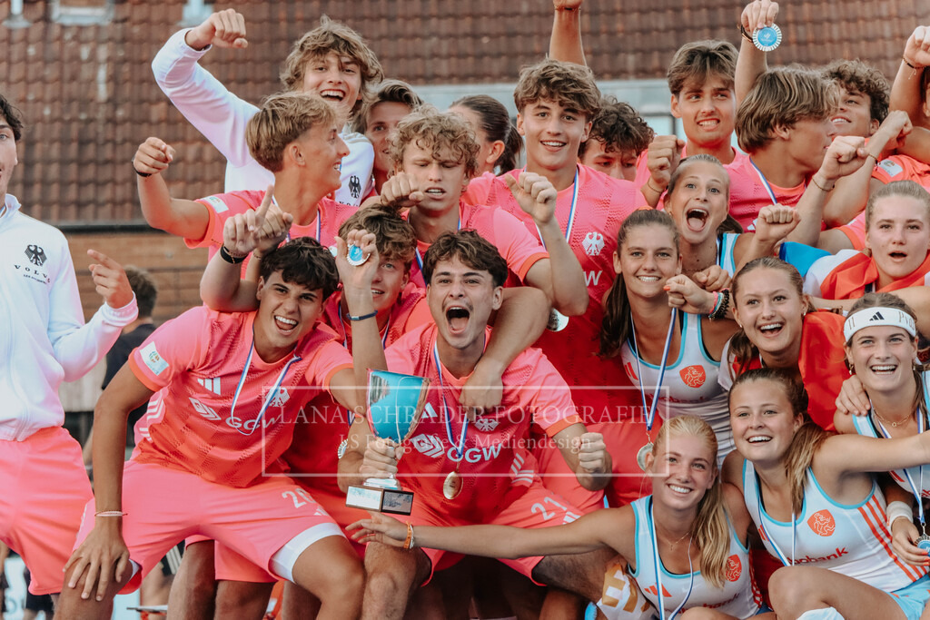 EM_MU18_F_GER-BEL_Lille_bearbeitet_Pokalbilder (34 von 137) | lanaschraderfotografie - Realisiert mit Pictrs.com