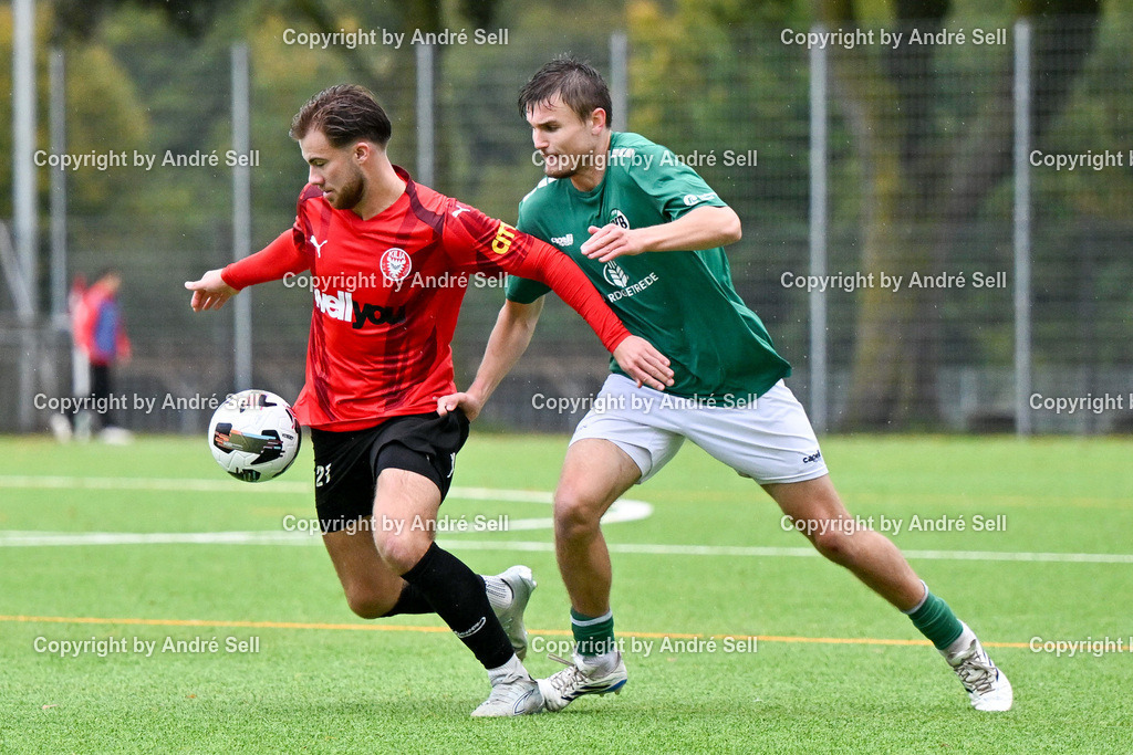 FC Kilia Kiel vs VfB Lübeck II - U21 | Luca Senger (Kilia #21) vs Maximilian Aberger (Lübeck #5) / Fußball-Oberliga Männer 2026/2027 / FC Kilia Kiel vs VfB Lübeck II - U21 / Kilia Sportplatz / Kiel / 10.10.26 - Realisiert mit Pictrs.com