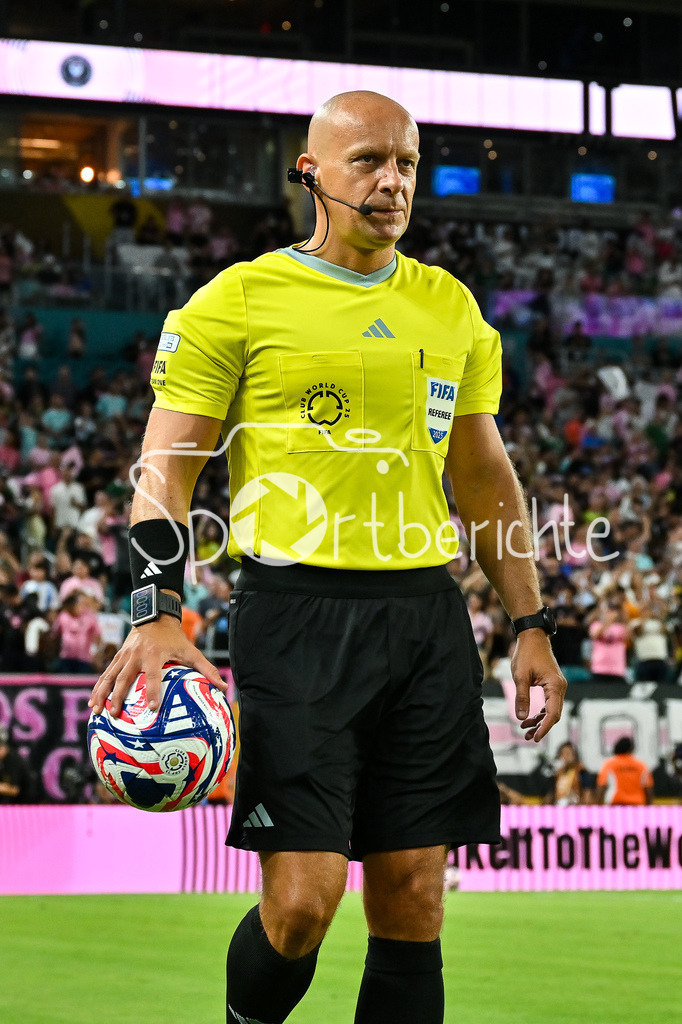 Inter Miami CF - Palmeiras Sao Paulo | Schiedsrichter Szymon MARCINIAK in Aktion / Einzelfoto / Freisteller / FIFA Club World Cup: Inter Miami CF - Palmeiras Sao Paulo, Hard Rock Stadium am 23.06.2025 / NOT FOR SALE IN USA