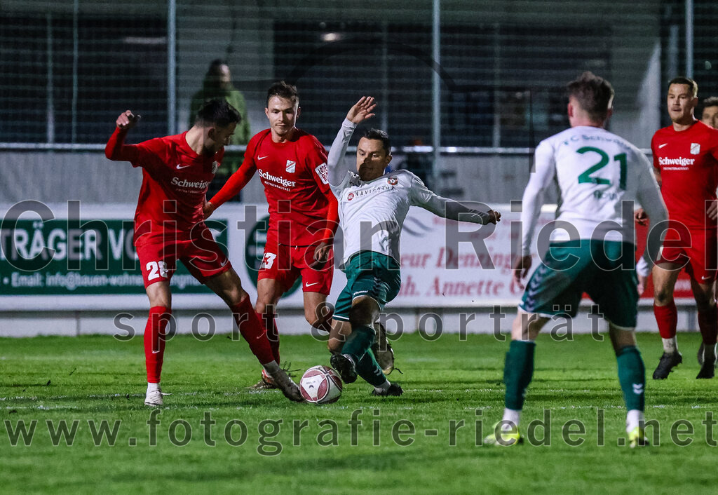 2024-03-28_077_FC_Schwaig_gegen_VfB_Forstinning | Oberding, Deutschland, 28.03.2024:
Fußball, Landesliga Südost 2023 / 2024, 27. Spieltag, FC Schwaig gegen VfB Forstinning, Endergebnis: 2:1

Matija Milic (VfB Forstinning, #28), Vincent Sommer (FC Schwaig, #10), Leon Roth (FC Schwaig, #21)

Foto: Christian Riedel / fotografie-riedel.net