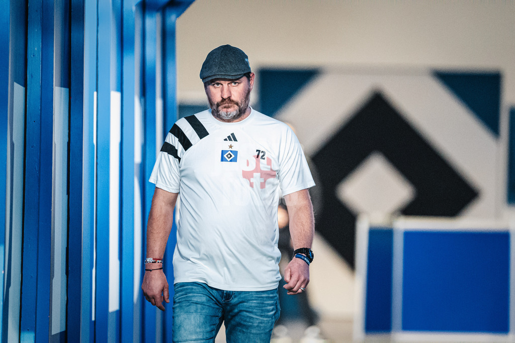 Fußball | Männer | Saison 2024/2025 | 2. Fußball-Bundesliga | 11. Spieltag | Hamburger SV vs. 1. FC Nürnberg | 03.11.2024 | Trainer Steffen Baumgart (HSV) auf dem Weg ins Stadion