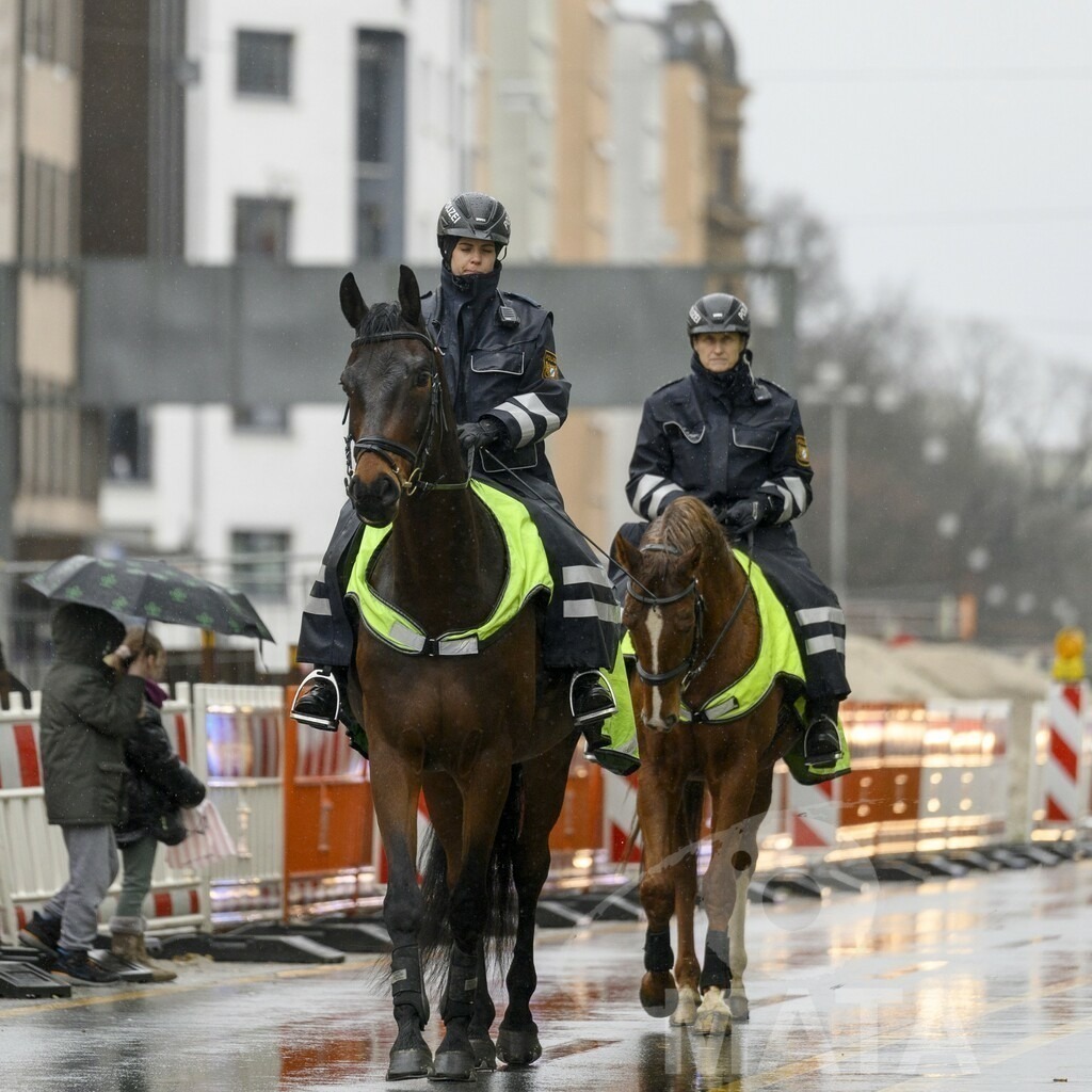 _DWA2288-1 | Trotz Nieselregen schlängelte sich der „Gaudiwurm“ am Sonntag durch die Nürnberger Innenstadt an tausenden Faschingsfans vorbei.  Nürnberg, 11.02.2024 - Realisiert mit Pictrs.com