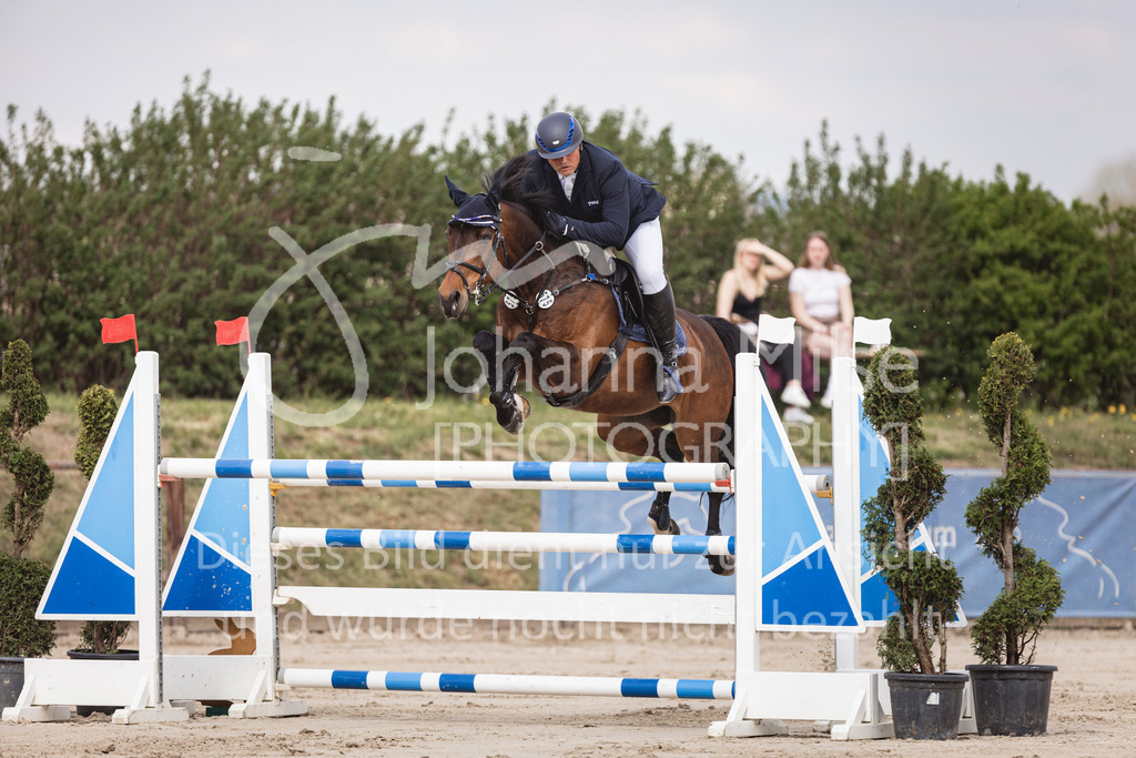 250416_M2-Springen-408 | Deine schönsten Turniermomente als professionelle Fotos! Entdecke hochwertige Pferdesport-Fotografie im Online-Shop. Jetzt Fotos finden & bestellen!