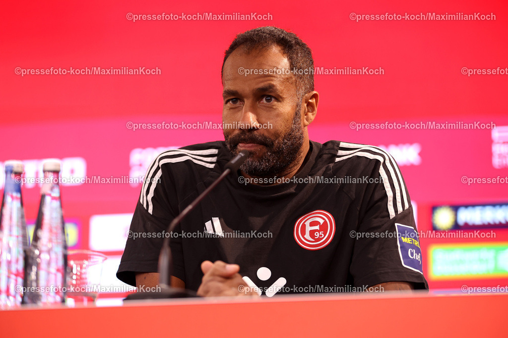 Due09112401088 | 09.11.2024, Fußball, Fortuna Düsseldorf - SC Paderborn 07, 2. Bundesliga, Merkur Spiel-Arena, Saison 2024 2025: Pressekonferenz mit den Trainern nach dem Spiel. Cheftrainer Daniel Thioune (Trainer Fortuna Düsseldorf) DFB regulations prohibit any use of photographs as image sequences and or quasi-video.