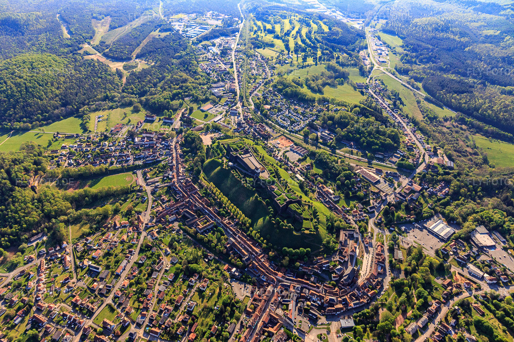 Luftbild: Ortsansicht um die Zitadelle von Bitsch aus Westen in Bitsch im Bundesland Moselle in Frankreich. Foto: IMG_146075.jpg vom 01.05.2025 durch Werner Riehm/FLY-FOTO.deWWW.CITADELLE-BITCHE.COM