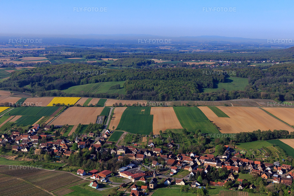Luftbild: Ortsansicht aus Nordosten in Cleebourg im Bundesland Bas-Rhin in Frankreich.Foto: IMG_099306.jpg vom 30.04.2017 durch Werner Riehm/FLY-FOTO.deAuflösung des Originals: 5472 x 3648 px