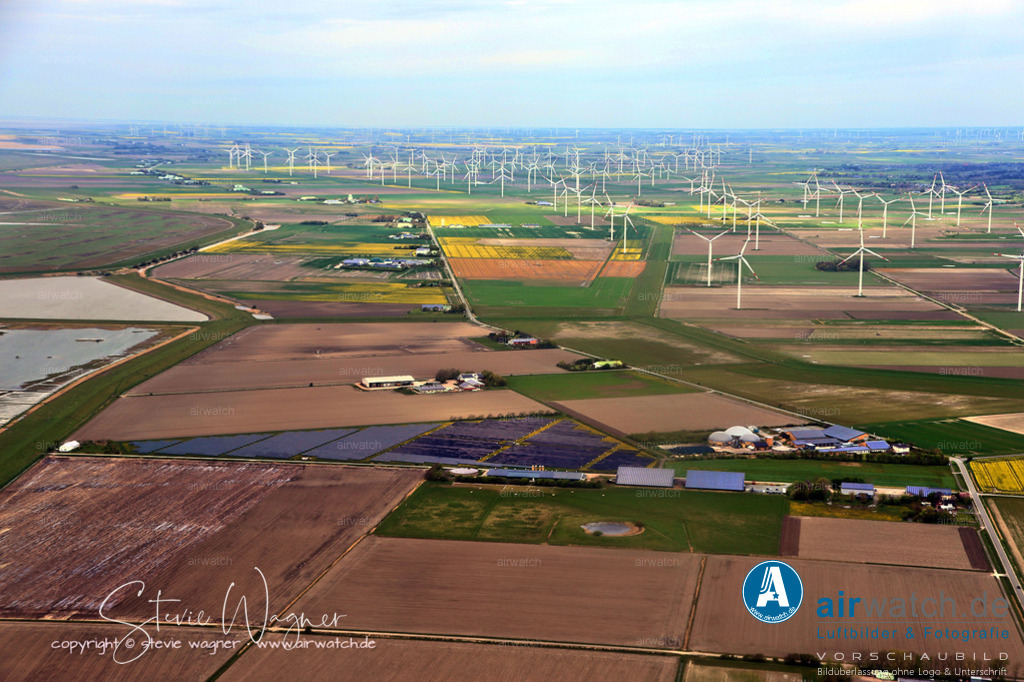 Luftbild GP JOULE | GP JOULE ist ein integrierter Energieversorger, der in allen Bereichen der Energie-Wertschöpfungskette aktiv ist, von der Erzeugung bis zur Nutzung. Das Unternehmen plant, baut und führt Solar- und Windparks, errichtet Wasserstoffinfrastrukturen, realisiert Nahwärmenetze und setzt E-Mobilität für Unternehmen und Kommunen um. GP JOULE beliefert Kunden mit Strom und ermöglicht Bürgerinnen und Bürgern die Beteiligung an erneuerbaren Energieprojekten.