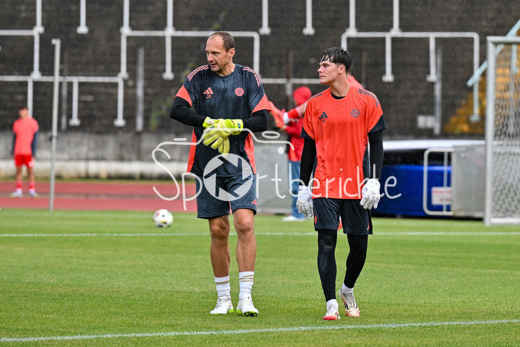 FC Augsburg II - FC Bayern Amateure | Im Gespraech - Jaroslav DROBNY und Leon KLANAC (FC Bayern Muenchen II 1) nach dem warmmachen / Regionalliga Bayern: FC Augsburg II - FC Bayern Muenchen II, Rosenaustadion am 25.07.2025