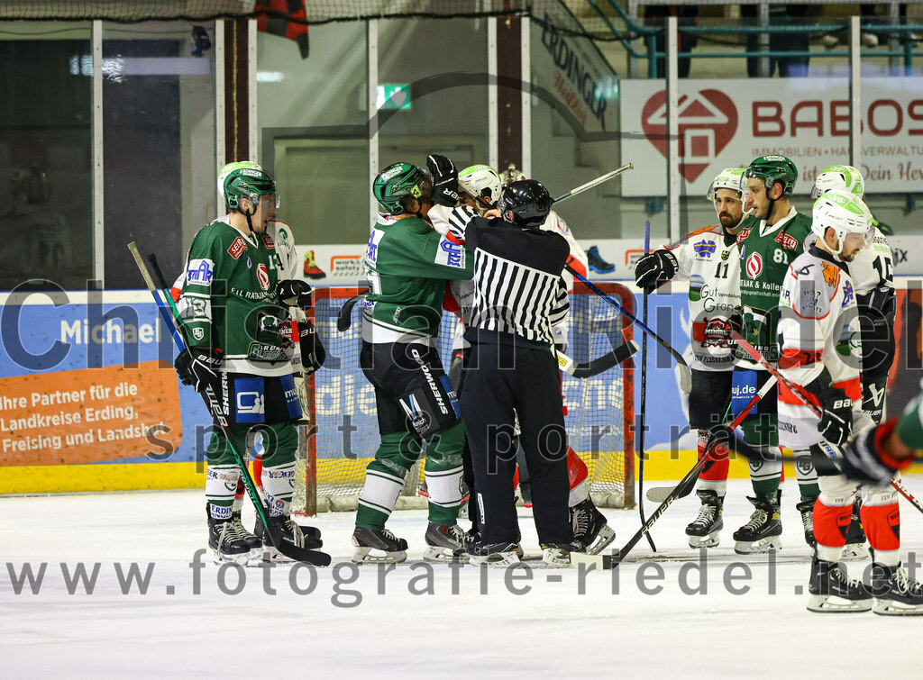 2023-10-29_012_TSV_Erding_gegen_TSV_Peissenberg | Erding, Deutschland, 29.10.2023:
Eishockey, Bayernliga Vorrunde 2023 / 2024, 5. Spieltag, TSV Erding gegen TSV Peißenberg, Endergebnis: 

Thomas Plihal (Erding Gladiators, #39)

Foto: Christian Riedel / fotografie-riedel.net