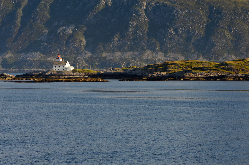 Leuchtturm auf Klippe | , Norwegen - July 16, 2011: Urlaubsreise in Norwegen; Leuchtturm auf Klippe - Realisiert mit Pictrs.com