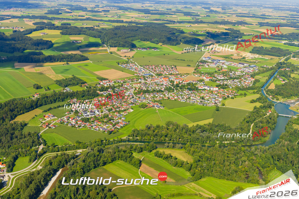 Luftaufnahme der Stadt Tacherting - Die Luftaufnahme wurde 2025 vom UL-Flugzeug heraus erstellt ( keine Drohne ) - Hochauflösende Luftaufnahme - für professionelle Ausdrucke geeignet. Die Geschenkidee !Mit Lizenz und Bildrechte bestellbar