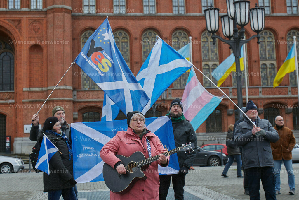 #IndyBerlin23 - Demonstration für schottische Unabhängigkeit | Rund 60 Personen ziehen am 11.03.2023 mit einer Demonstration vom Brandenburger Tor an der Britischen Botschaft vorbei zum Roten Rathaus, um die Unabhängigkeit Schottlands zu fordern.

On March 11, 2023, approx. 60 people rally in support of the Scottish independence, marching from Brandenburg Gate via the British Embassy to the Red Town Hall.  - Realisiert mit Pictrs.com