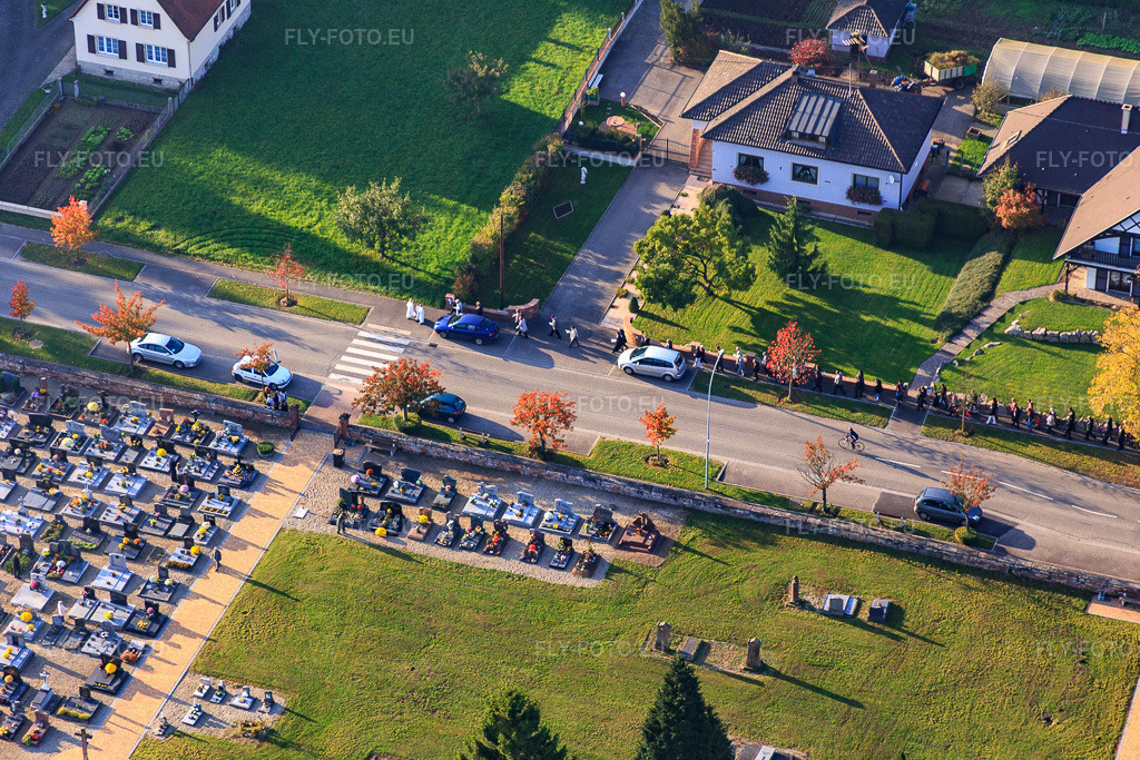 Vue aérienne: Procession de la Toussaint au cimetière à Niederrœdern dans le département Bas Rhin, France.Photo: IMG_075682.jpg prise le 01/11/2014 par Werner Riehm/FLY-FOTO.euRésolution de l'original: 5472 x 3648 px
