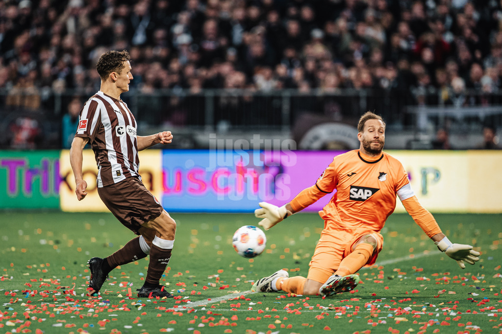 Fußball | Männer | Saison 2025/2026  | Fußball-Bundesliga | 07. Spieltag | FC St. Pauli vs. TSG Hoffenheim | 19.10.2025 | v.l. Martijn Kaars (#19, FC St. Pauli) scheitert an Oliver Baumann (#1, TSG Hoffenheim)