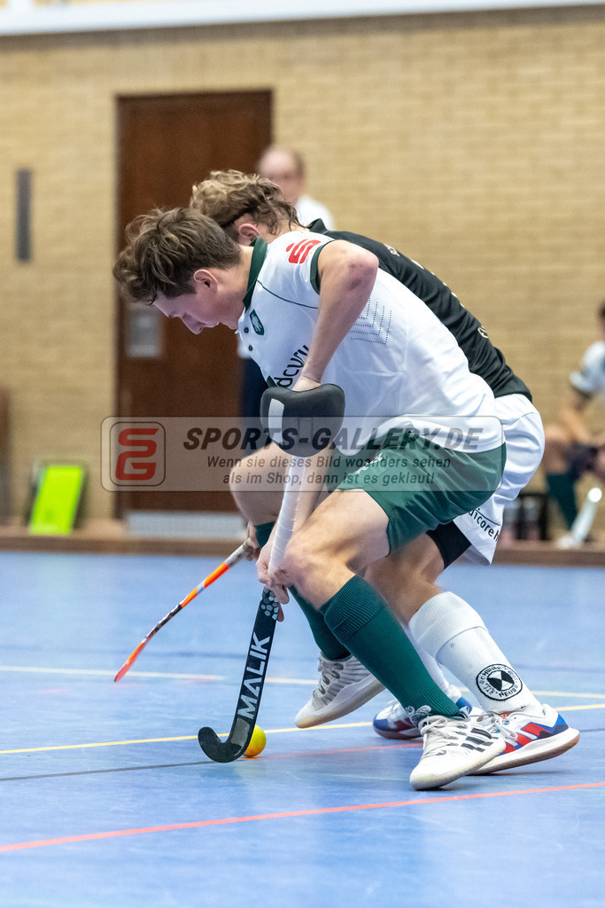 SFE_20231217_0024 | Neuss, Deutschland, 17.12.2023:  in Aktion waehrend des Spiels der Halle 1. Bundesliga Herren zwischen SW Neuss vs Uhlenhorst Mülheim im Stadionhalle (SW Neuss) am 17.12.2023 in Neuss, Deutschland. (Foto von Stephan Fehrmann)

Neuss, Germany, 17.12.2023:  in action during the game of Halle 1. Bundesliga Herren between SW Neuss vs Uhlenhorst Mülheim in Stadionhalle (SW Neuss) at 17.12.2023 in Neuss, Deutschland. (Foto von Stephan Fehrmann)