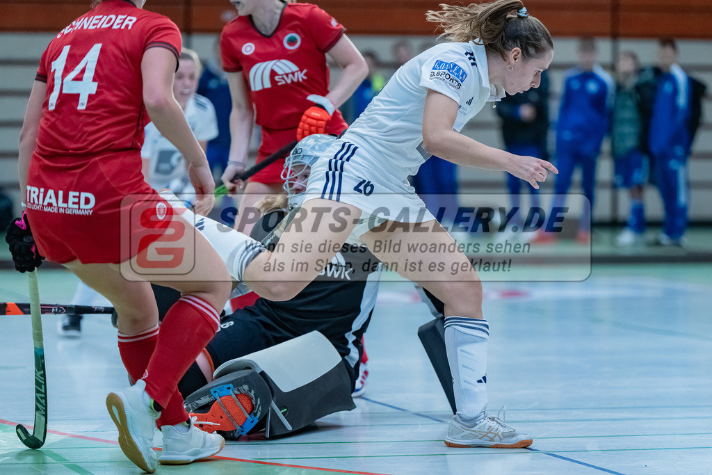 HK_20231217_107741 | 1. Bundesliga Damen Crefelder HC - Düsseldorfer HC  am 17.12.2023 Sporthalle Glockenspitz, Krefeld , Lotta Dittrich ( Crefelder HTC ), Elisa Gräve ( Düsseldorfer HC #26 )