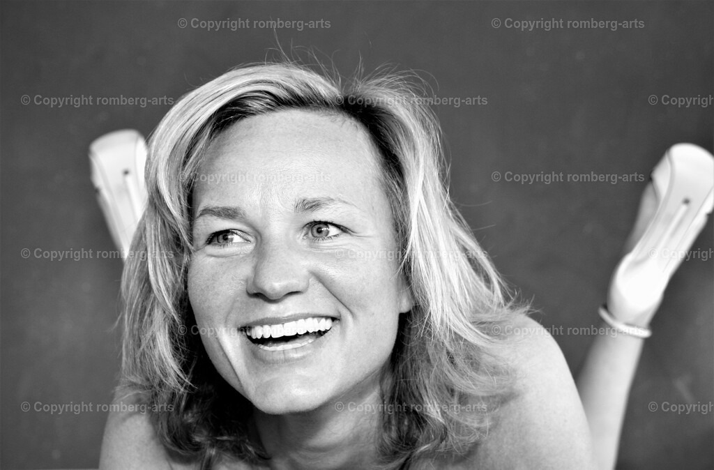 IMG_9619 (4) | lachende Frau auf Bett, Frau liegend auf Bett, auf dem Bett liegende lachende Frau