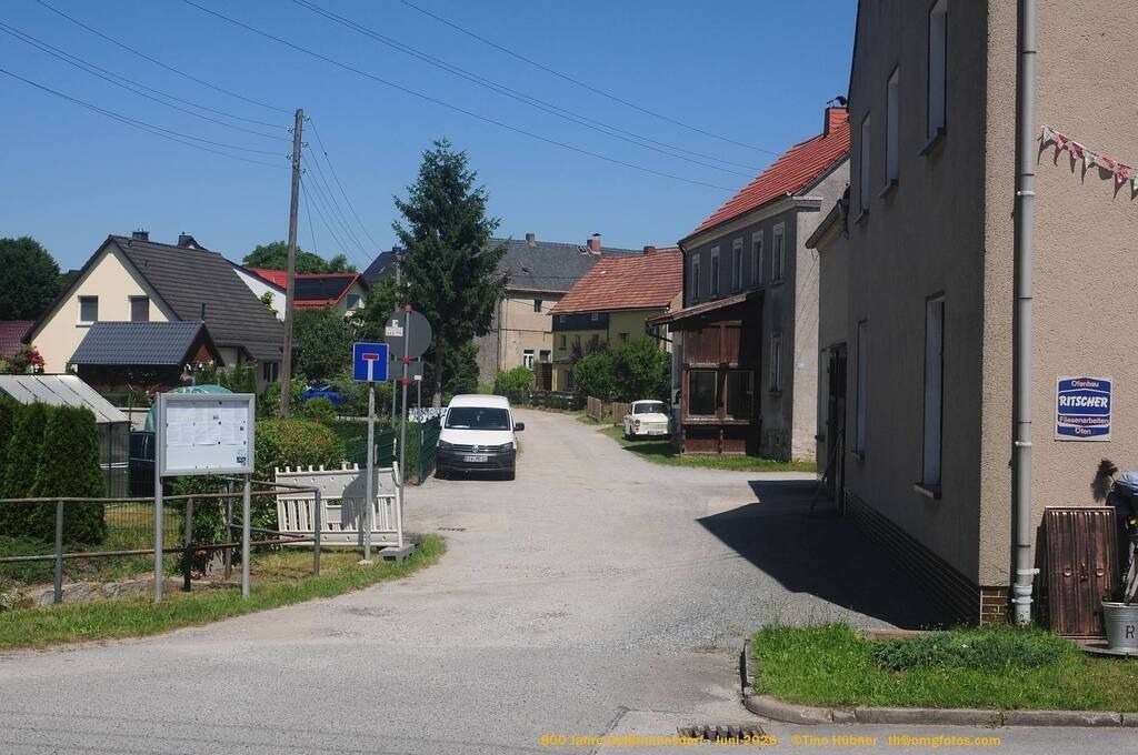 Geißmannsdorf-2026-Ortsbilder-478 | Geißmannsdorf bei Bischofswerda im Sommer 2026. Ein fotografischer Streifzug durch das Dorf Geißmannsdorf, mit Gebäuden, Straßen, Strohpuppen und geschmückten Vorgärten und Grundstücken anlässlich der 800-Jahr-Feier von Geißmannsdorf im Juni 2026 - Realisiert mit Pictrs.com