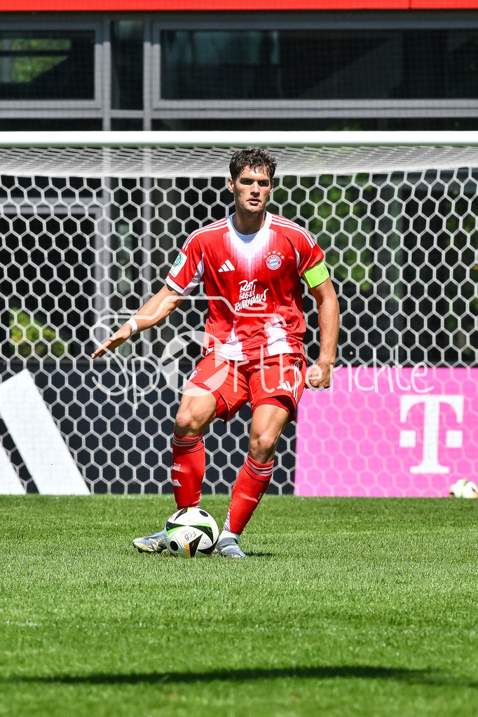 FC Bayern München U19 - SpVgg Unterhaching U19 | am Ball Luis SCHÄFER (FCB #5) / Einzelfoto / Freisteller / U19 DFB-Nachwuchsliga: FC Bayern München U19 - SpVgg Unterhaching U19; FC Bayern Campus am 10.08.2025