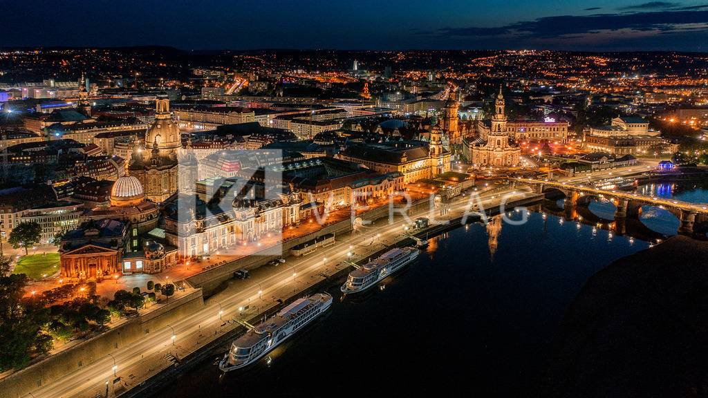 Panorama-Altstadt-Dresden-Nacht-Elbe-Luftbild-DJI_0489 | Wandbild Panorama-Blick von oben über die Altstadt Dresdens mit der Frauenkirche, Brühlschen Terrasse, Hofkirche, Semperoper  - Realisiert mit Pictrs.com