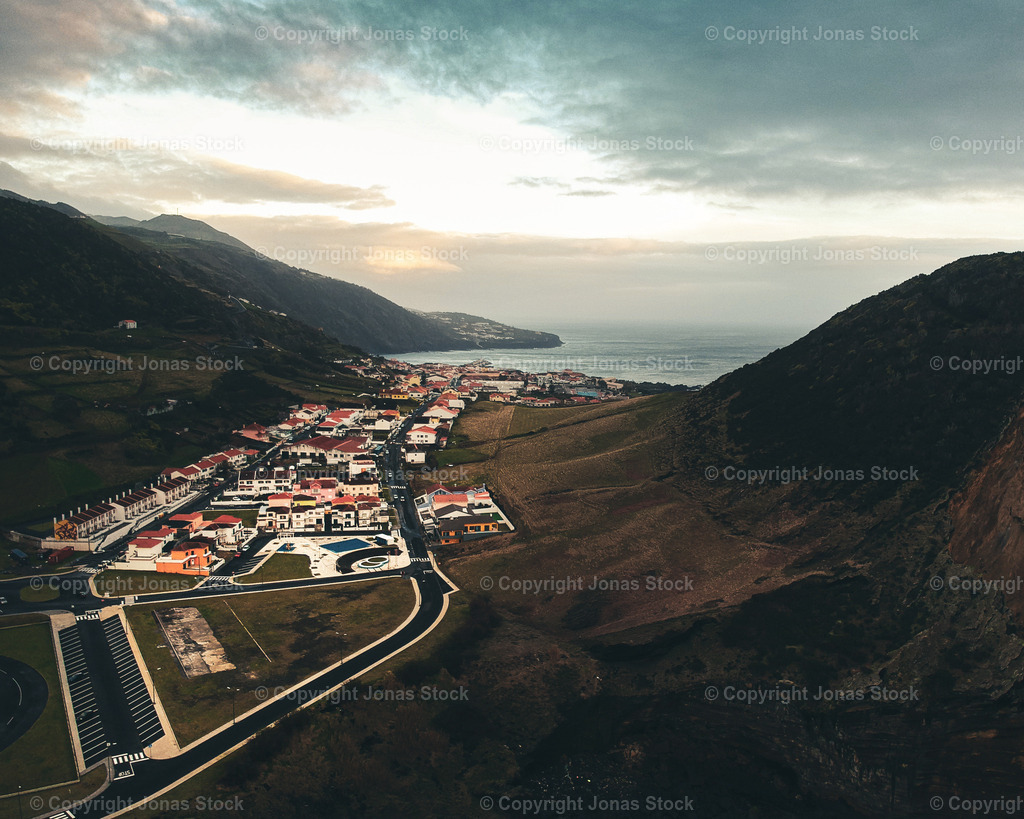 The Town | Drone shot of a small village at the coast of the Azores.  - Realisiert mit Pictrs.com