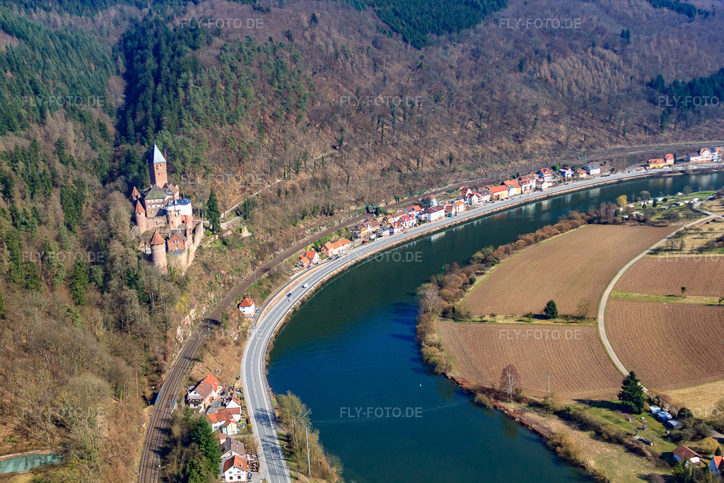 Luftbild: Schloss Zwingenberg über dem Neckar von Westen in Zwingenberg im Bundesland Baden-Württemberg in Deutschland. Foto: IMG_38105.jpg vom 12.03.2011 durch Werner Riehm/FLY-FOTO.deWWW.SCHLOSS-ZWINGENBERG.DE