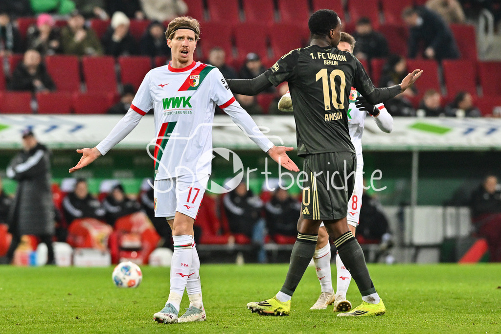 FC Augsburg - 1. FC Union Berlin | AUGSBURG, GERMANY - 15. JANUARY: im Bild ein ungläubiger Kristijan JAKIC (FC Augsburg 17) während dem Bundesligamatch zwischen dem FC Augsburg und dem 1. FC Union Berlin am 17. Spieltag in der WWK-Arena / DFL REGULATIONS PROHIBIT ANY USE OF PHOTOGRAPHS AS IMAGE SEQUENCES AND/OR QUASI-VIDEO