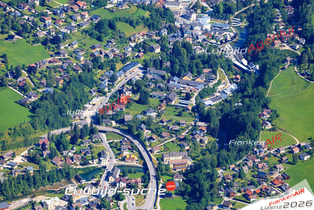 Die Luftaufnahme der Stadt Bad Aussee wurde 2017 vom Flugzeug heraus erstellt ( keine Drohne )- hohe Auflösung für beste Qualität