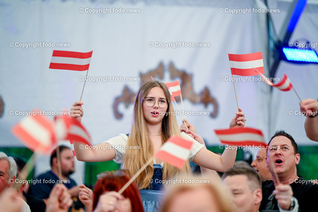 Urfahraner Jahrmarkt_ 1.Mai Kundgebung FPOE_ 01.05.2025-27 | 01.05.2025, Urfahraner Jahrmarkt, AUT, 1.Mai Kundgebung FPOE, im Bild Besucher im Bierzelt der 1.Mai Kundgebung FPOE