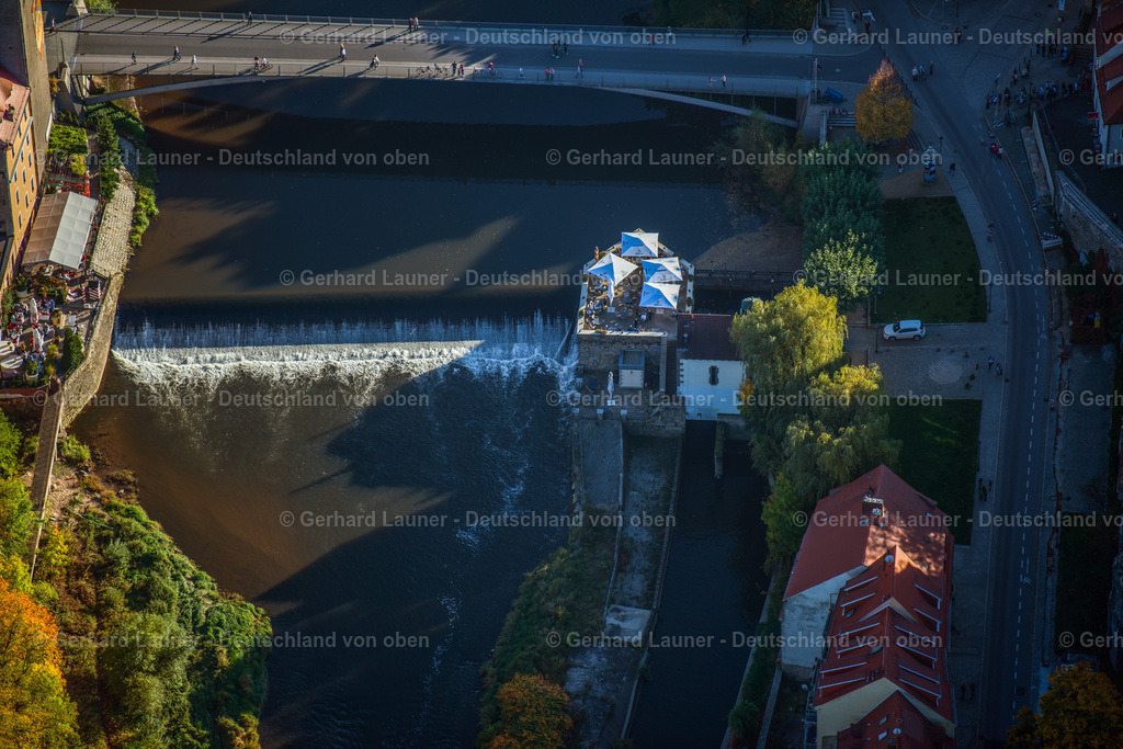 3704596 | GöRLITZ 15.10.2017 Tische und Sitzbänke der Freiluft- Gaststätte Restaurant Vierradenmühle am Fluss Neiße in Zgorzelec - Gerltsch in Dolnoslaskie - Niederschlesien, Polen. // Tables and benches of open-air restaurant Restaurant Vierradenmuehle on Fluss Neisse in Zgorzelec - Gerltsch in Dolnoslaskie - Niederschlesien, Poland. Foto: Gerhard Launer