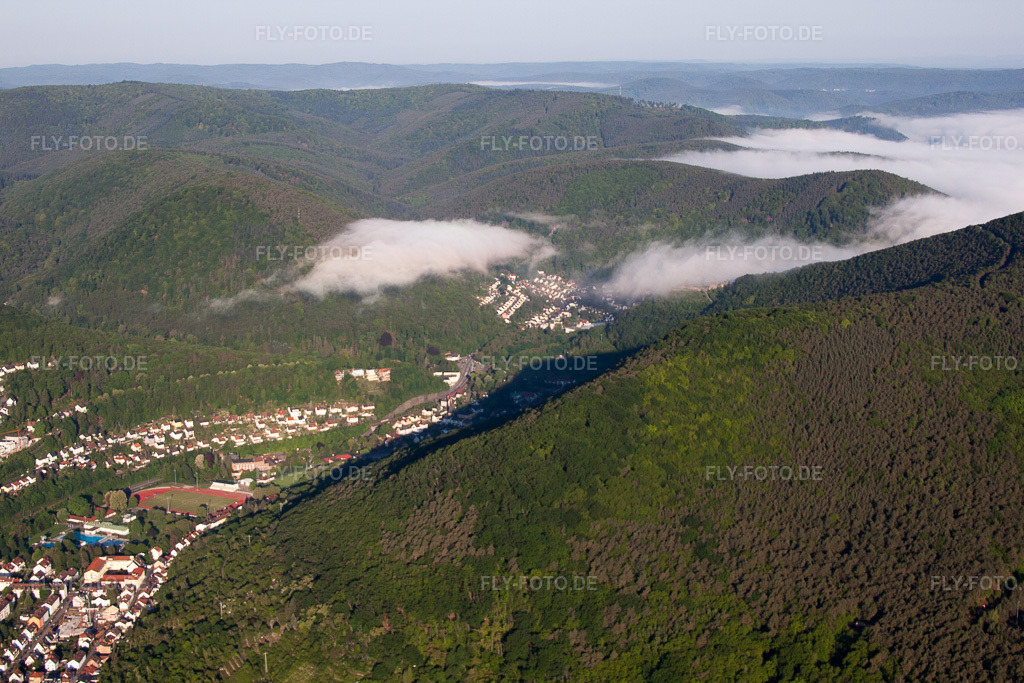 Luftbild: Morgennebel über dem Tal des Speyerbach bei Neustadt an der Weinstraße in Neustadt an der Weinstraße im Bundesland Rheinland-Pfalz in Deutschland. Foto: IMG_64677.jpg vom 04.05.2014 durch Werner Riehm/FLY-FOTO.de